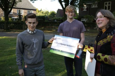 Joris Olde Rikkert krijgt eerste certificaat Windpark Nijmegen-Betuwe