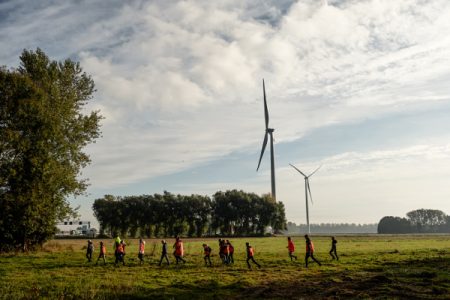 Volg een rondleiding over het windpark en bekijk eens een molen van dichtbij. Indrukwekkend!